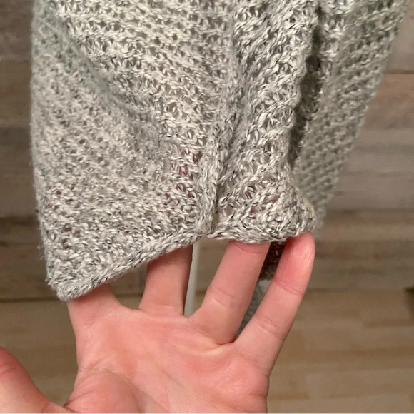 💥5/$25 Holister women’s grey & white oversized sweater in size x-small/small - Picture 7 of 10